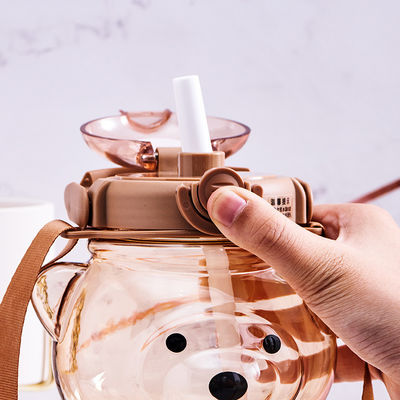 Zomerstudenten moeten schattig teddybeer hebben waterfles met stro en grote capaciteit