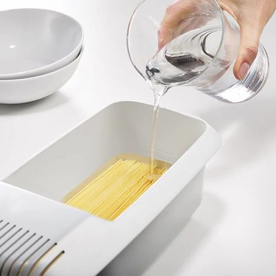 Gemakkelijke, op maat gemaakte microwavepasta-kok voor het spatsen van spaghetti-noedels