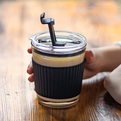 Koffiemokjes Draagbare vrouwelijke begeleiding Koud melk thee glas met handvat en rieten deksel