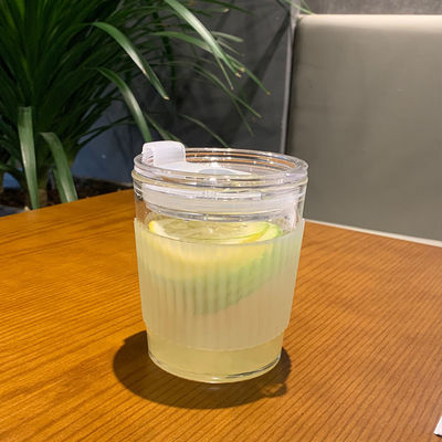 Koffiemokjes Draagbare vrouwelijke begeleiding Koud melk thee glas met handvat en rieten deksel