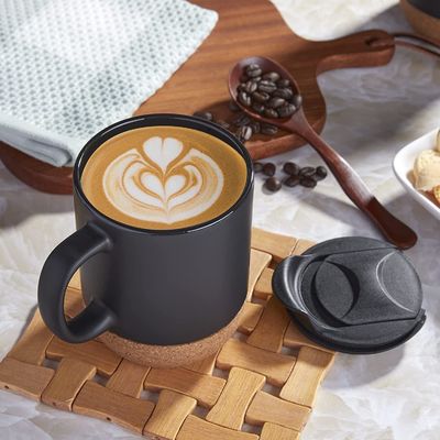Grote koffiemok met handvat Minimalistische stijl Geïsoleerde kurk bodem Splash Proof Deksel
